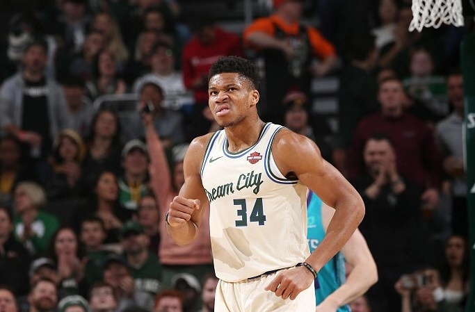 雄鹿大胜黄蜂,取得赛季三连胜 雄鹿大胜黄蜂,取得赛季三连胜