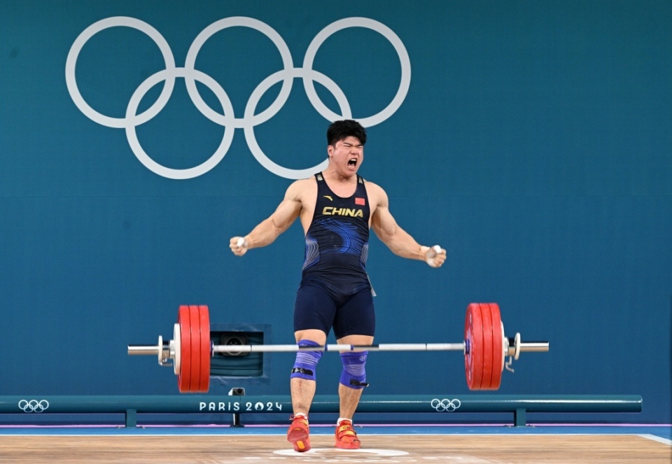 俄罗斯举重运动员实现完美逆袭，赢得金牌