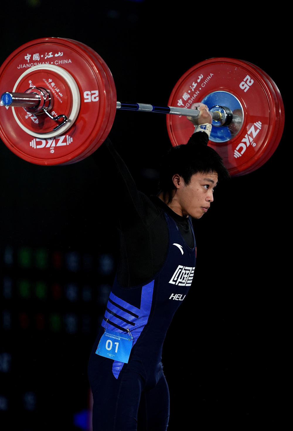 俄罗斯举重运动员实现完美逆袭，赢得金牌