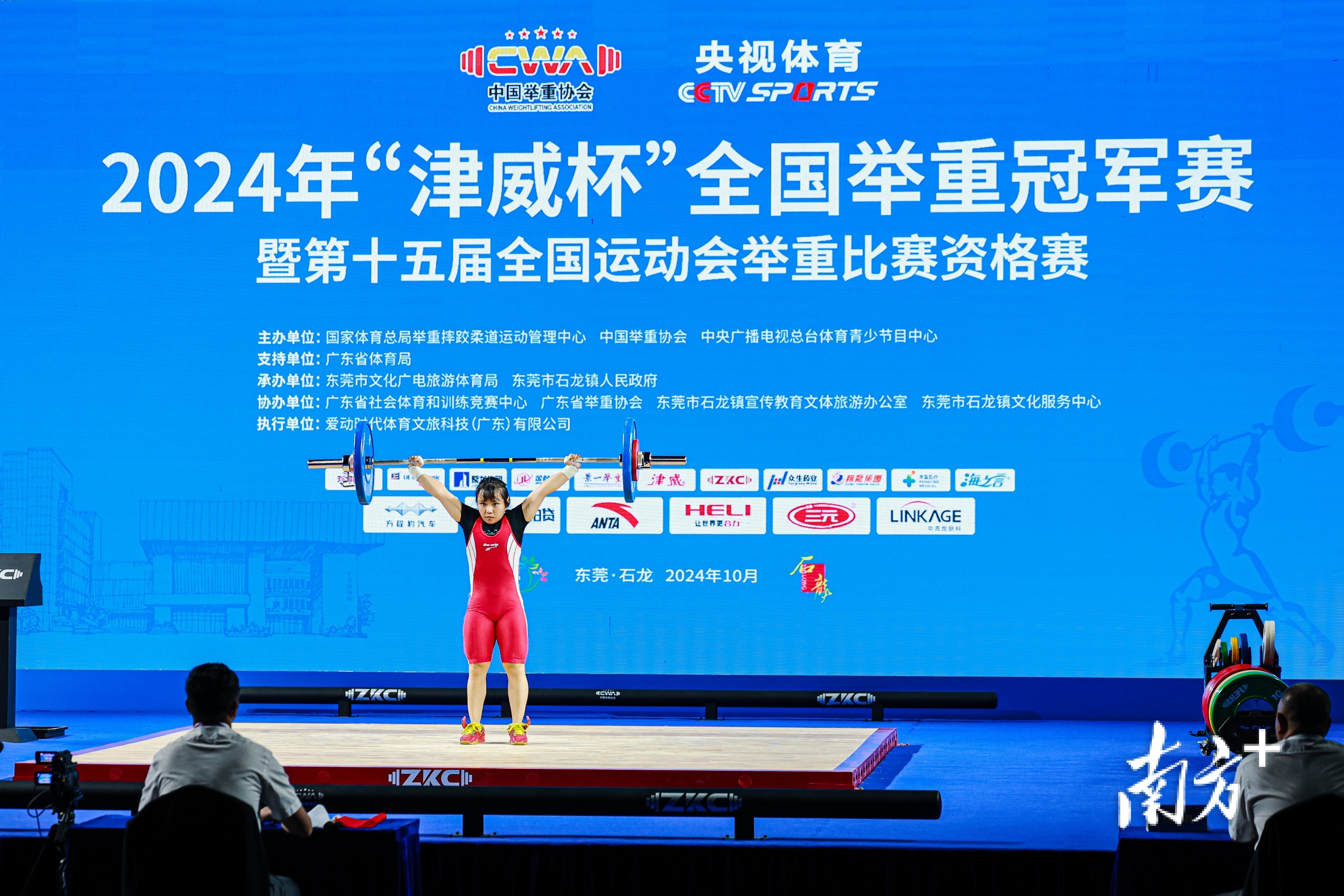 体育赛事持续激烈，场面波澜壮阔