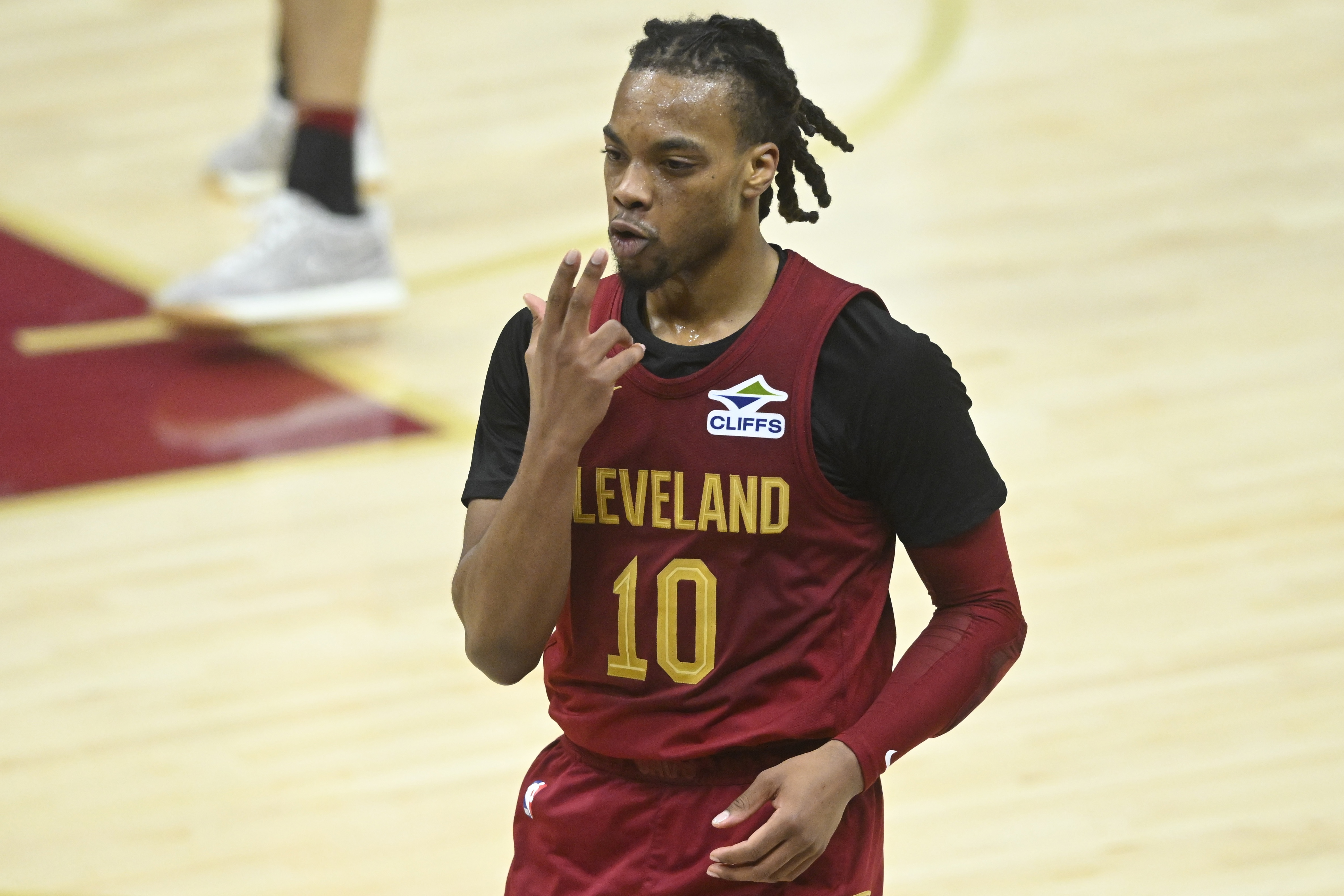 开拓者惜败马刺，米切尔爆发砍分