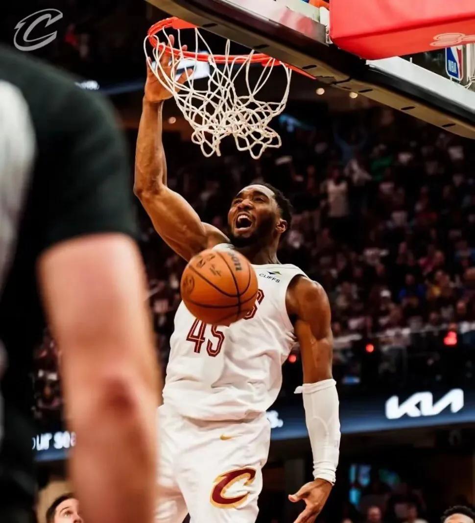 爵士逆转灰熊，米切尔独取35分