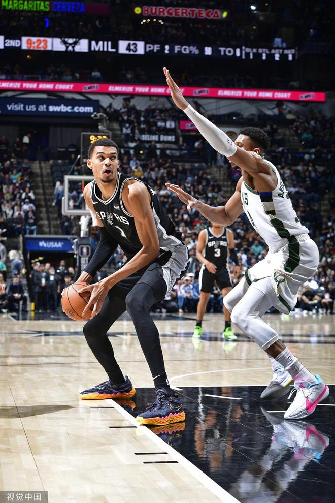 雄鹿逆转马刺取得胜利